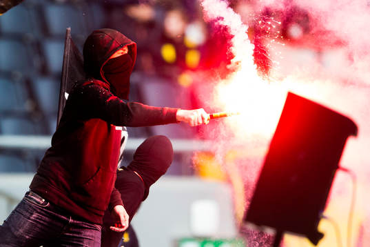 En AIK-supporter med en bangalunder fotbollsmatchen i