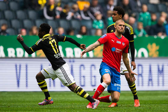 Helsingborgs Robin Simovic ser uppgiven ut