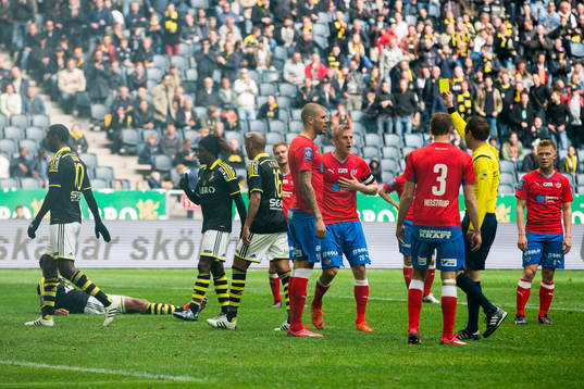 Domare Markus Strömbergsson ger Helsingborgs Robin Simovic
