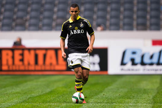 s Nabil Bahoui med bollen