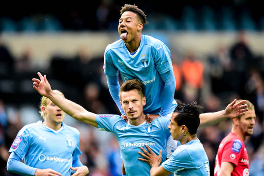 Malmö FFs Tobias Sanna hoppar upp på axlarna på Markus
