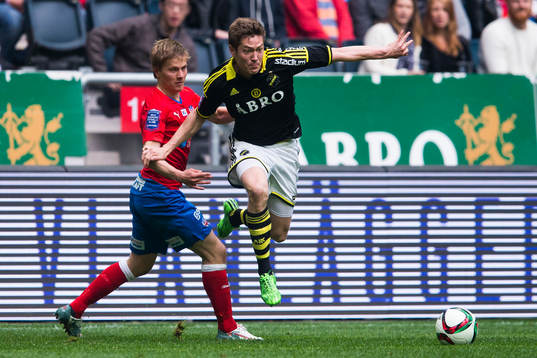 s Haukur Hauksson hoppar förbi Helsingborgs Jere Uronen