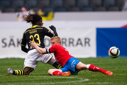 s Mohamed Bangura i kamp om bollen med Helsingborgs Peter