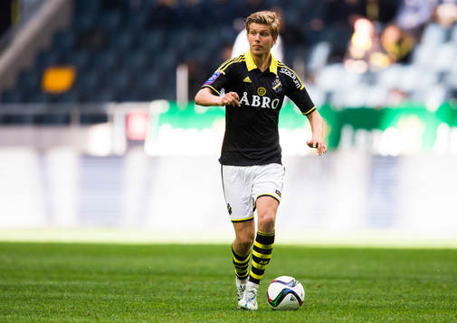 s Anton Jönsson Salétros med bollen