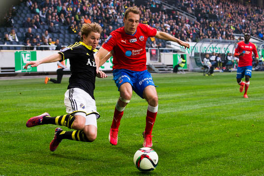 s Johan Blomberg i kamp om bollen med Helsingborgs Frederik
