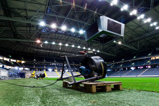 En fläkt är placerad brevid spelplan på Friends Arena