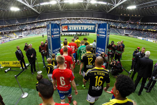 s spelare marscherar in på plan innan fotbollsmatchen i