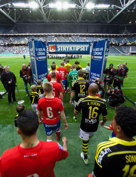 s spelare marscherar in på plan innan fotbollsmatchen i