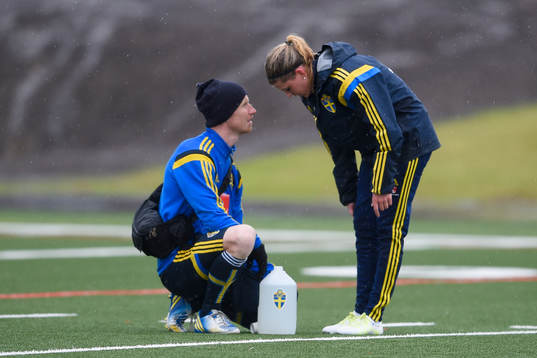 Sveriges sjukgymnast Jörgen Sandberg undersöker Olivia
