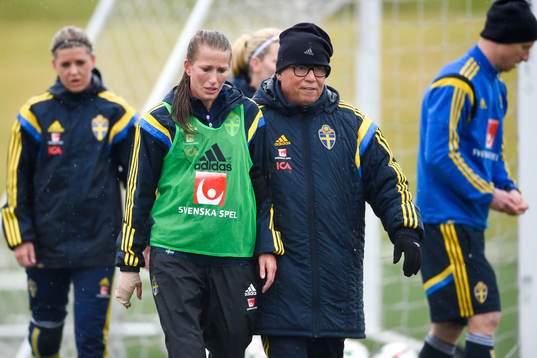 Med lindad hand lämnar Sveriges Emma Berglund och Läkare