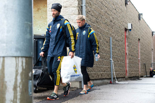 Sveriges tränare Matti Demegård och Olivia Schough