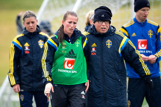 Sveriges Emma Berglund och läkare Yelverton Tegner lämnar