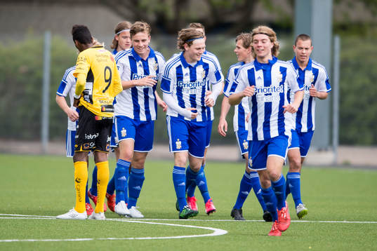 IFK Göteborgs Jakob Sellhed (mitt i bild) jublar