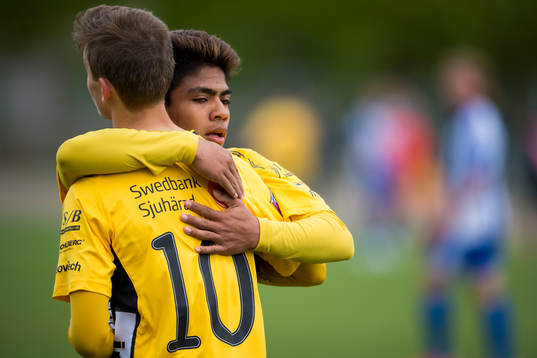 Elfsborgs Filip Varenhed klappas om av David Andersson