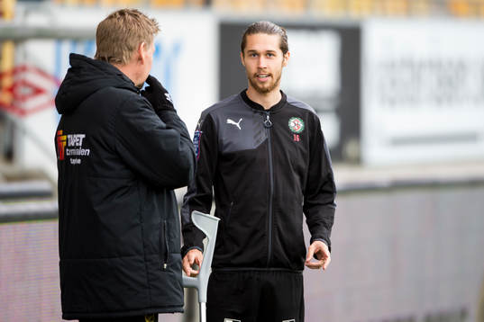 Örebros Daniel Nordmark pratar med Elfsborgs assisterande