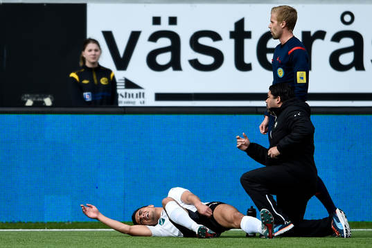 Örebros Ahmed Yasin blir skadad och tvingas utgå