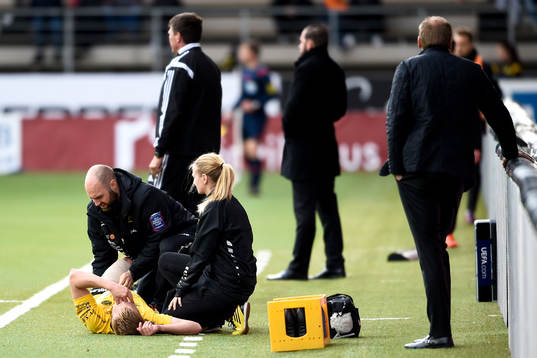 Elfsborgs Per Frick får vård utanför planen