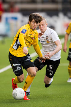 Elfsborgs Arber Zeneli jagas av Örebros Daniel Gustavsson