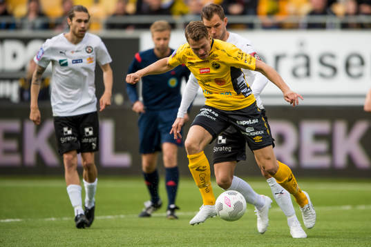Elfsborgs Viktor Claesson med Örebros Robert Åhman