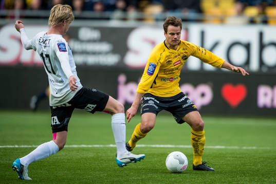 Elfsborgs Henning Hauger och Örebros Karl Holmberg (rygg
