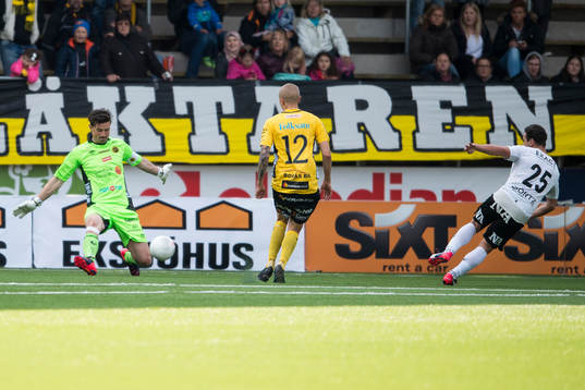 Elfsborgs målvakt Kevin Stuhr Ellegaard räddar skott av