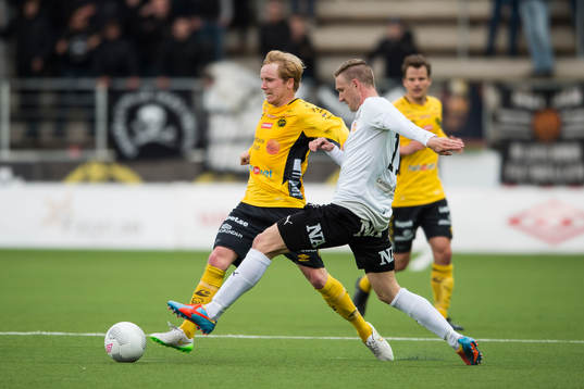 Elfsborgs Simon Lundevall och Örebros Marcus Pode i kamp