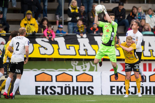Elfsborgs målvakt Kevin Stuhr Ellegaard tar ner ett inlägg