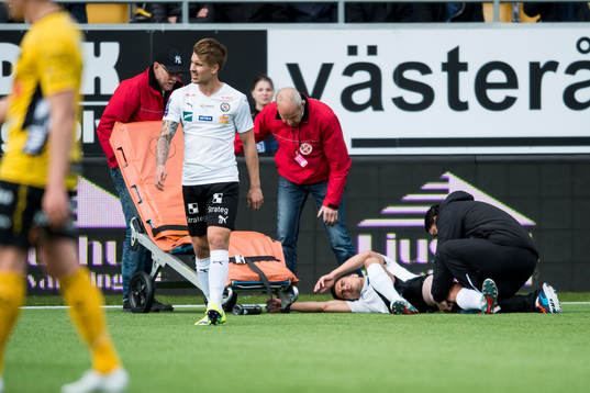 Örebros Ahmed Yasin skadas och får hjälp ut med bår