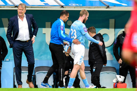 Malmö FFs Jo Inge Berget får hjälp av planen