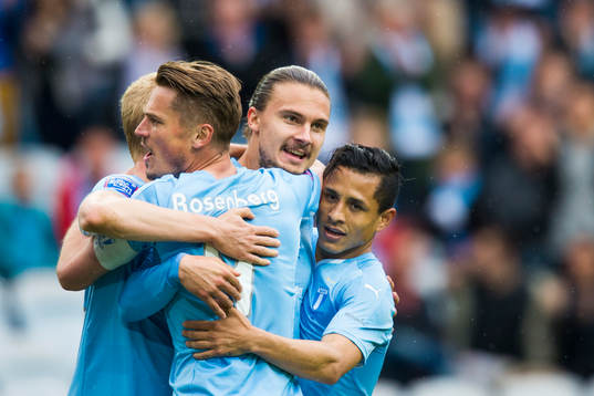 Malmö FFs Erik Johansson kramas om av Victor Yoshimar