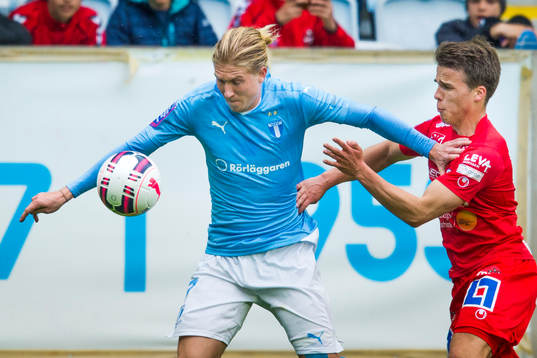 Malmö FFs Simon Kroon jagas av Åtvidabergs Simon Skrabb