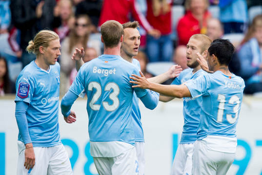 Malmö FFs Magnus Wolff Eikrem firas av Simon Kroon, Jo
