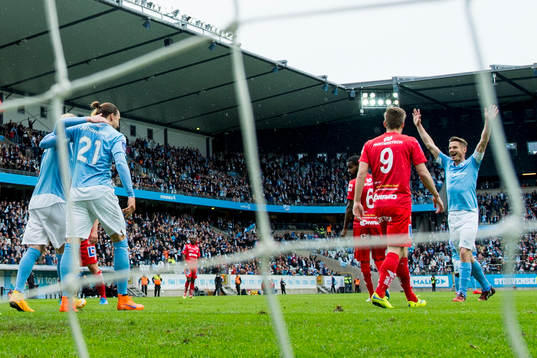 Malmö FFs Erik Johansson kramas om av Simon Kroon och