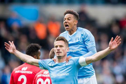Malmö FFs Markus Rosenberg kramas om av Tobias Sana