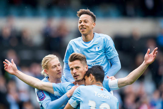 Malmö FFs Markus Rosenberg kramas om av Tobias Sana, Simon