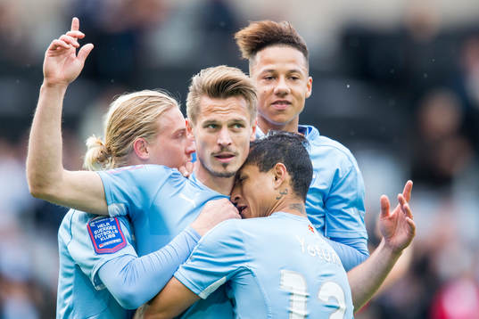 Malmö FFs Markus Rosenberg kramas om av Tobias Sana, Simon