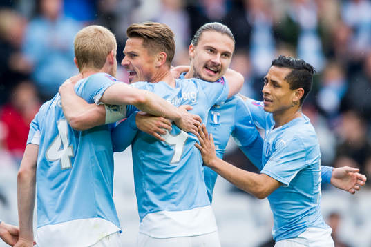 Malmö FFs Erik Johansson kramas om av Filip Helander,