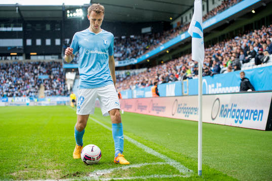 Malmö FFs Magnus Wolff Eikrem går för att lägga en