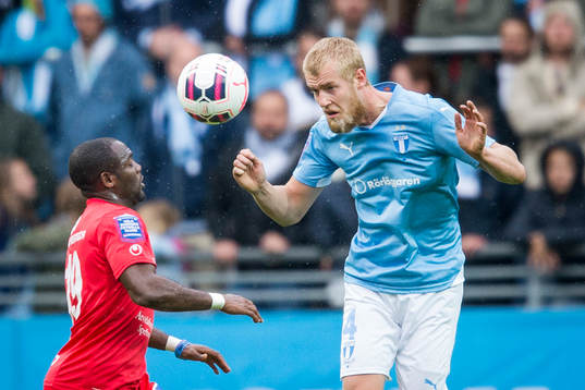 Malmö FFs Filip Helander jagas av John Owoeri