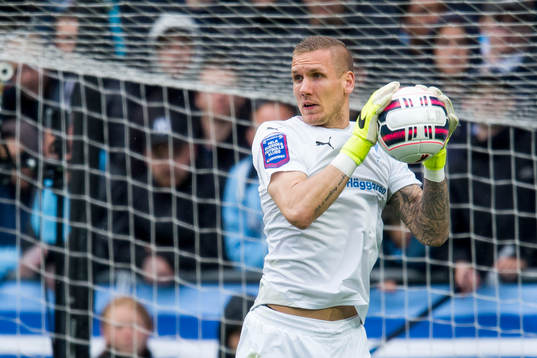 Malmö FFs målvakt Robin Olsen räddar
