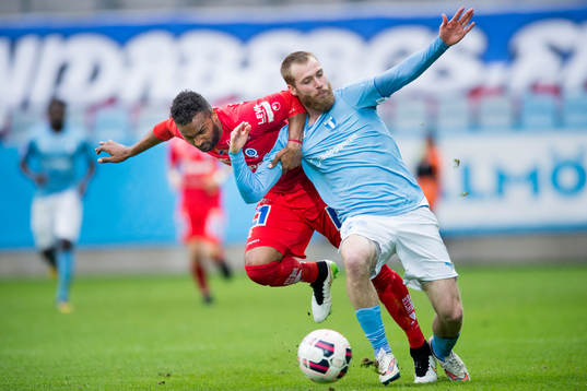 Åtvidabergs Alberis Sérgio Angelo da Silva drar omkull