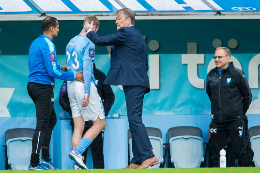Malmö FFs Jo Inge Berget hjälps av planen