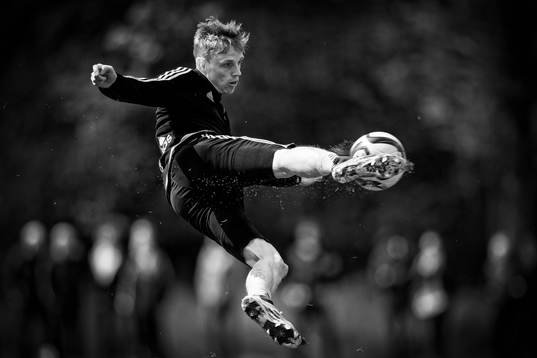 IFK Göteborgs Sören Rieks skjuter ett skott på volley