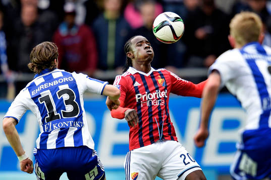 Djurgårdens Sam Johnson bevakas av IFK Göteborgs Gustav