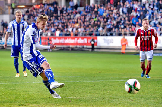 IFK Göteborgs Sebastian Eriksson missar en straff