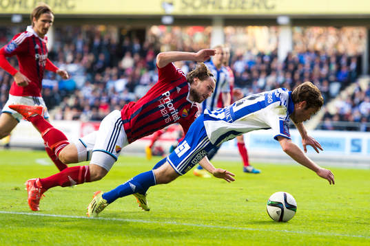 Djurgårdens Kevin Walker fäller IFK Göteborgs Emil