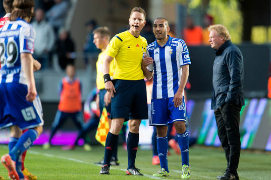 Domare Martin Strömbergsson pratar med IFK Göteborgs