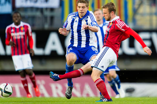 IFK Göteborgs Mikael Boman i kamp Djurgårdens Alexander