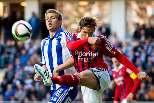 IFK Göteborgs Mikael Boman i kamp Djurgårdens Jesper