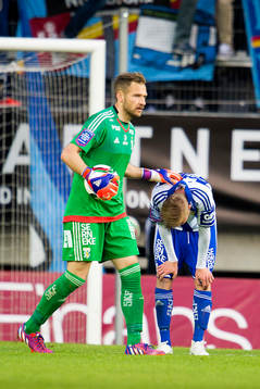 IFK Göteborgs målvakt John Alvbåge klappar om Sebastian